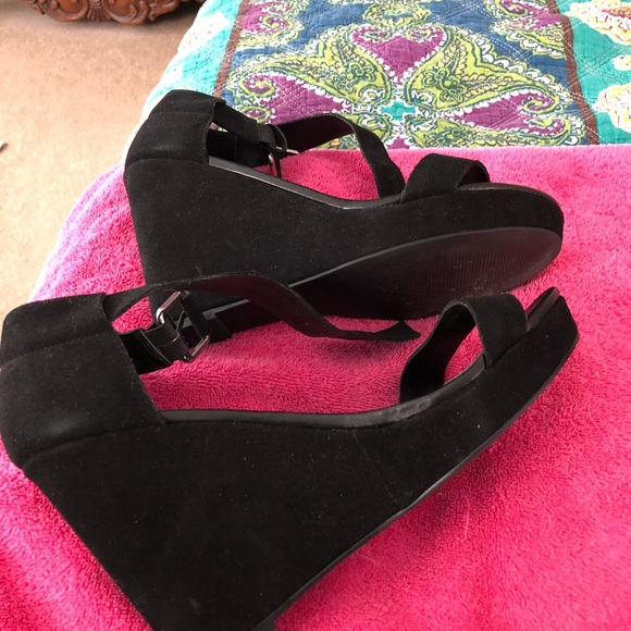 Super cute CHARLES BY CHARLES DAVID wedges! - Picture 3 of 8